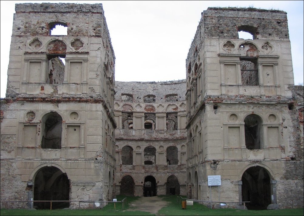 cour du palais de Krzyżtopór