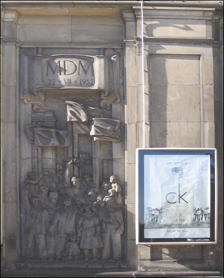 bas-relief socialiste réaliste de l'ensemble MDM et publicité
contemporaine