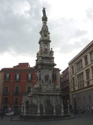 Colonne sur la place du Nil