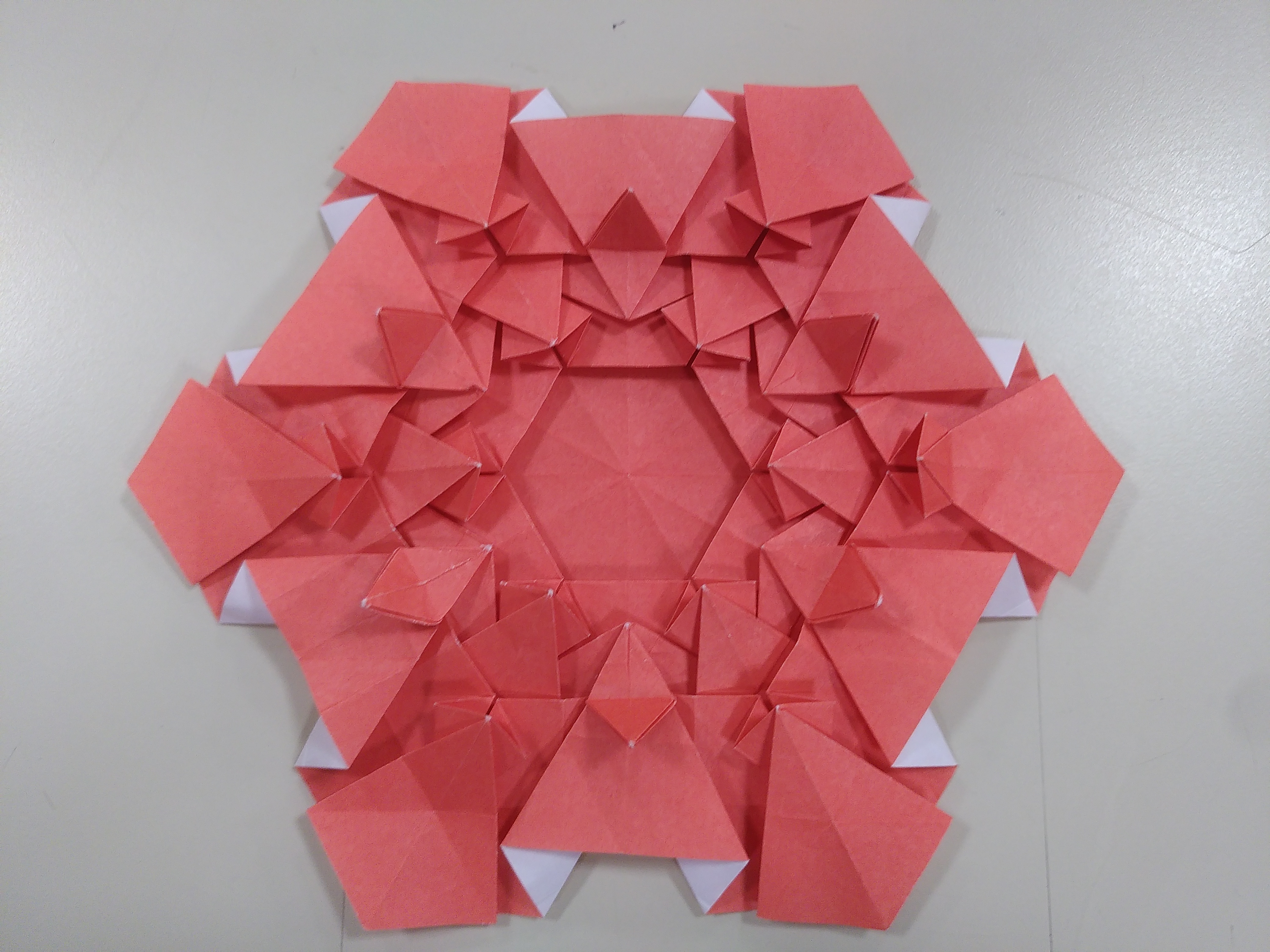 Un hexagone rempli de piques, qui contient un petit espace au milieu pour glisser une petite photo.