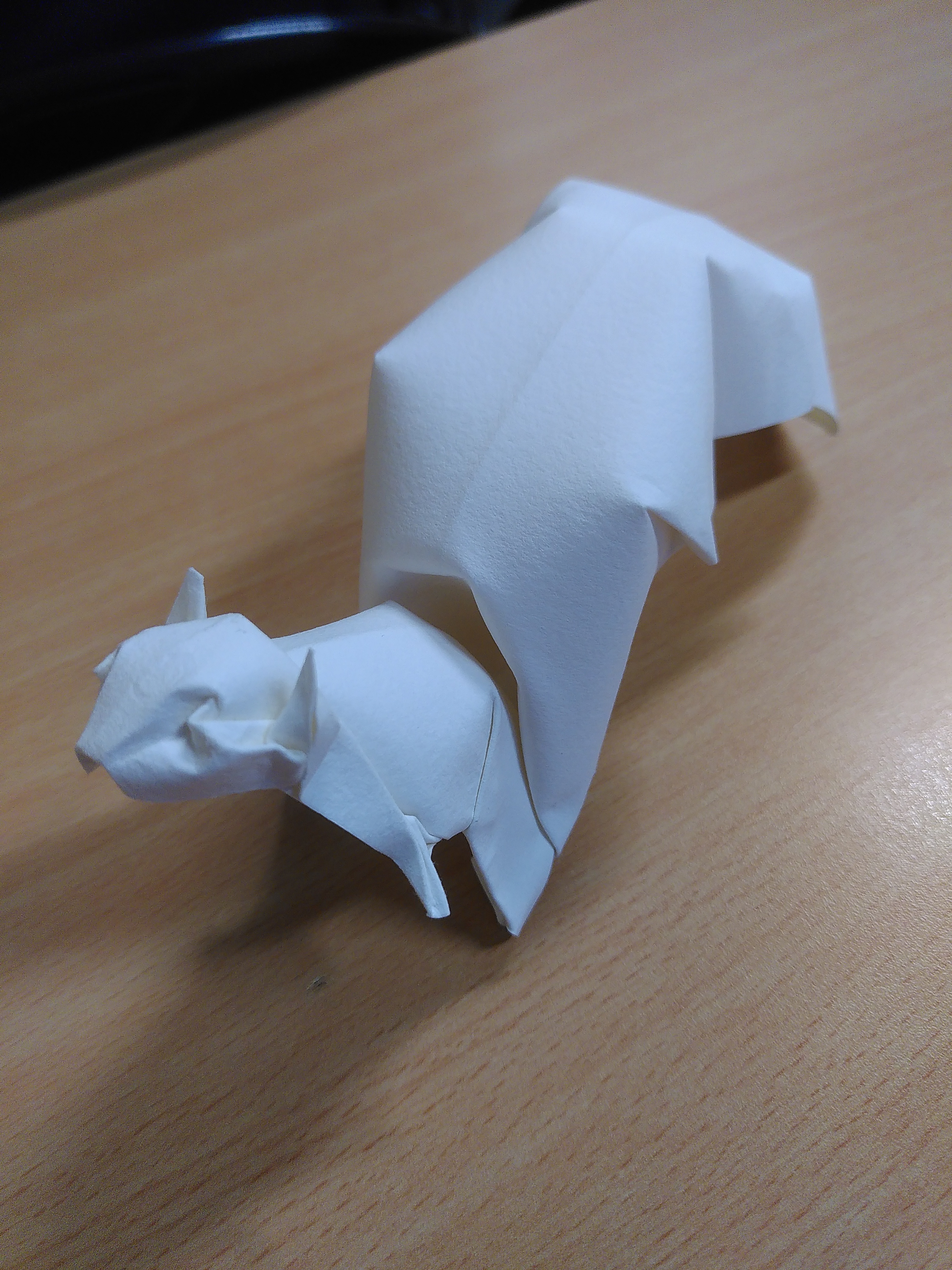 Un écureuil en Canson blanc qui a une jolie volute touffue en guise de queue.