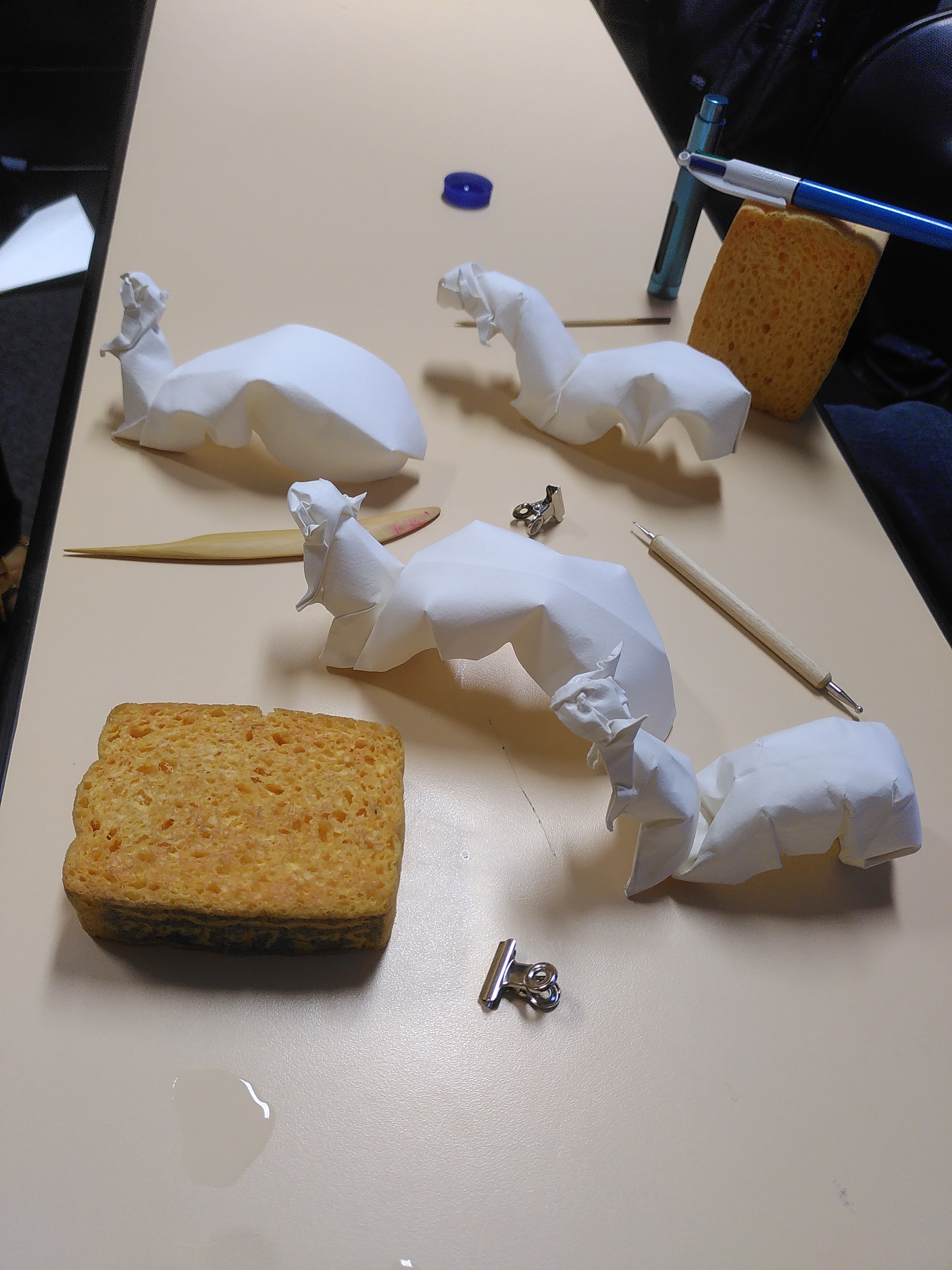 Nos quatre écureuils placés ensemble autour des éponges, flacons et outils que l'on a utilisés pour les plier.