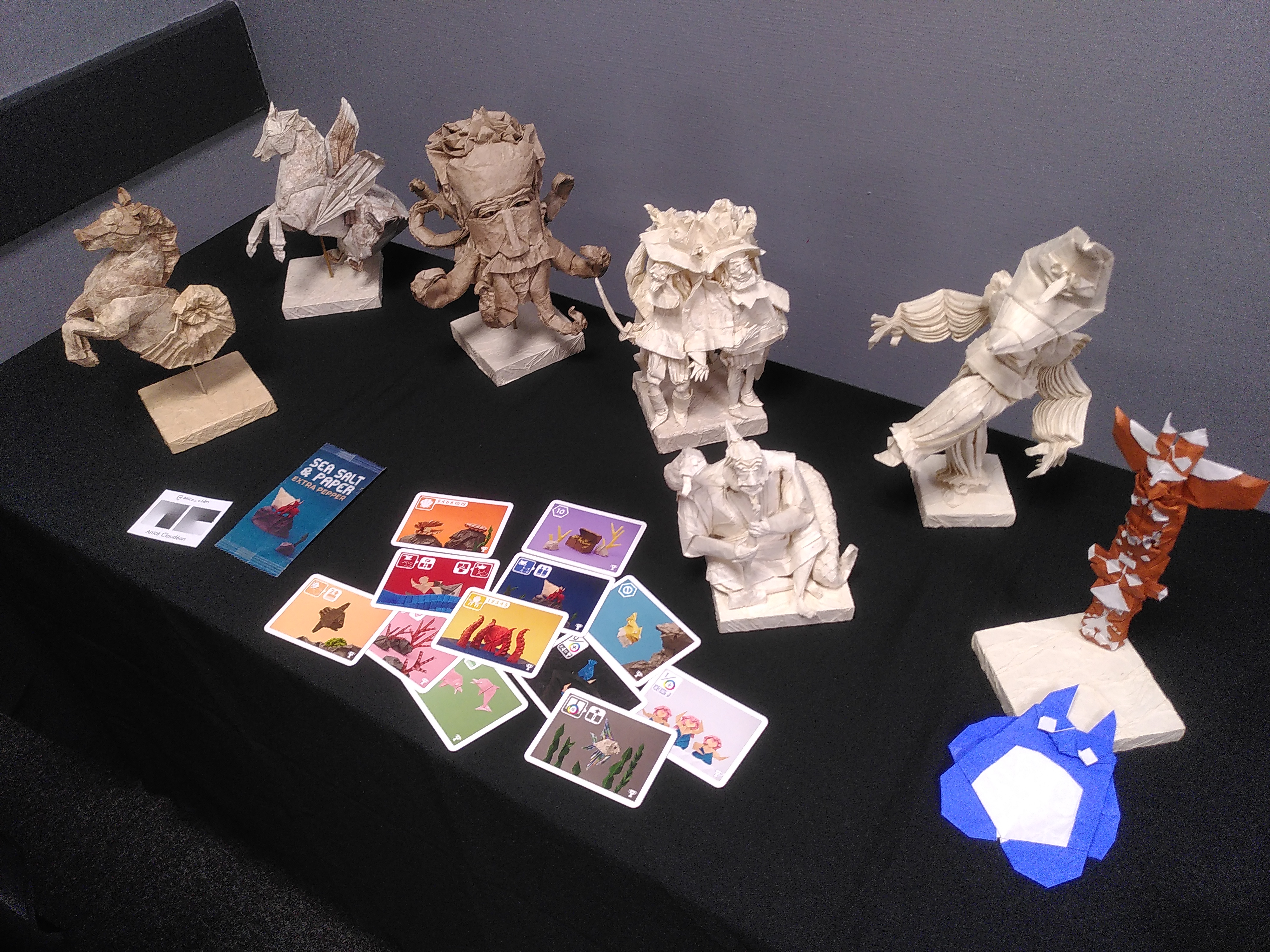 Des personnages très complexes : une tête d'homme sur un poulpe, des chevaux fantastiques, des personnages de la *Commedia del Arte*, les quatre mousquetaires pliés dans la même feuille.