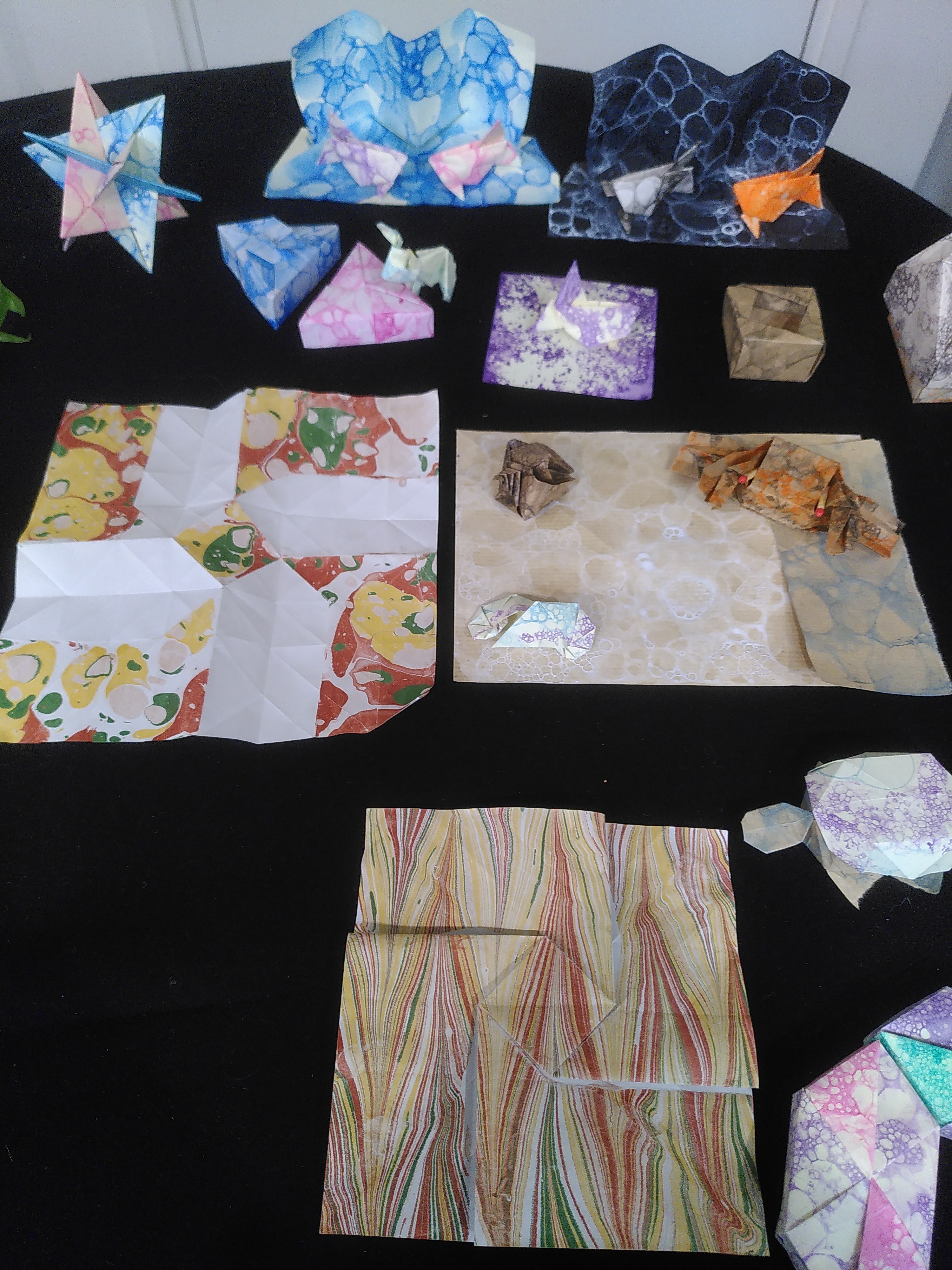 Des papiers sur lesquels ont éclaté des bulles d'encre, des papiers marbrés et striés de belles couleurs.