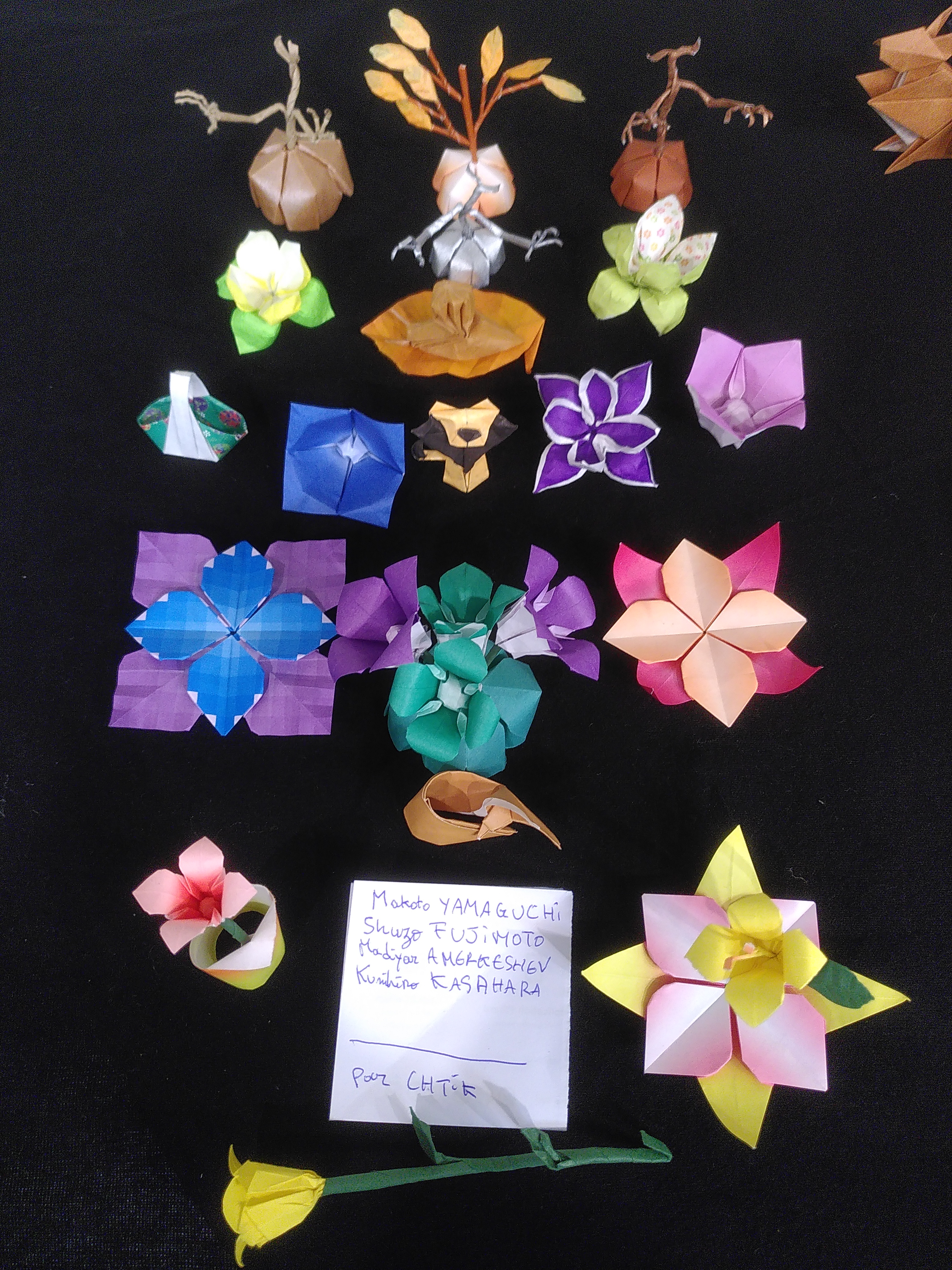 Des fleurs et des arbres en origami.