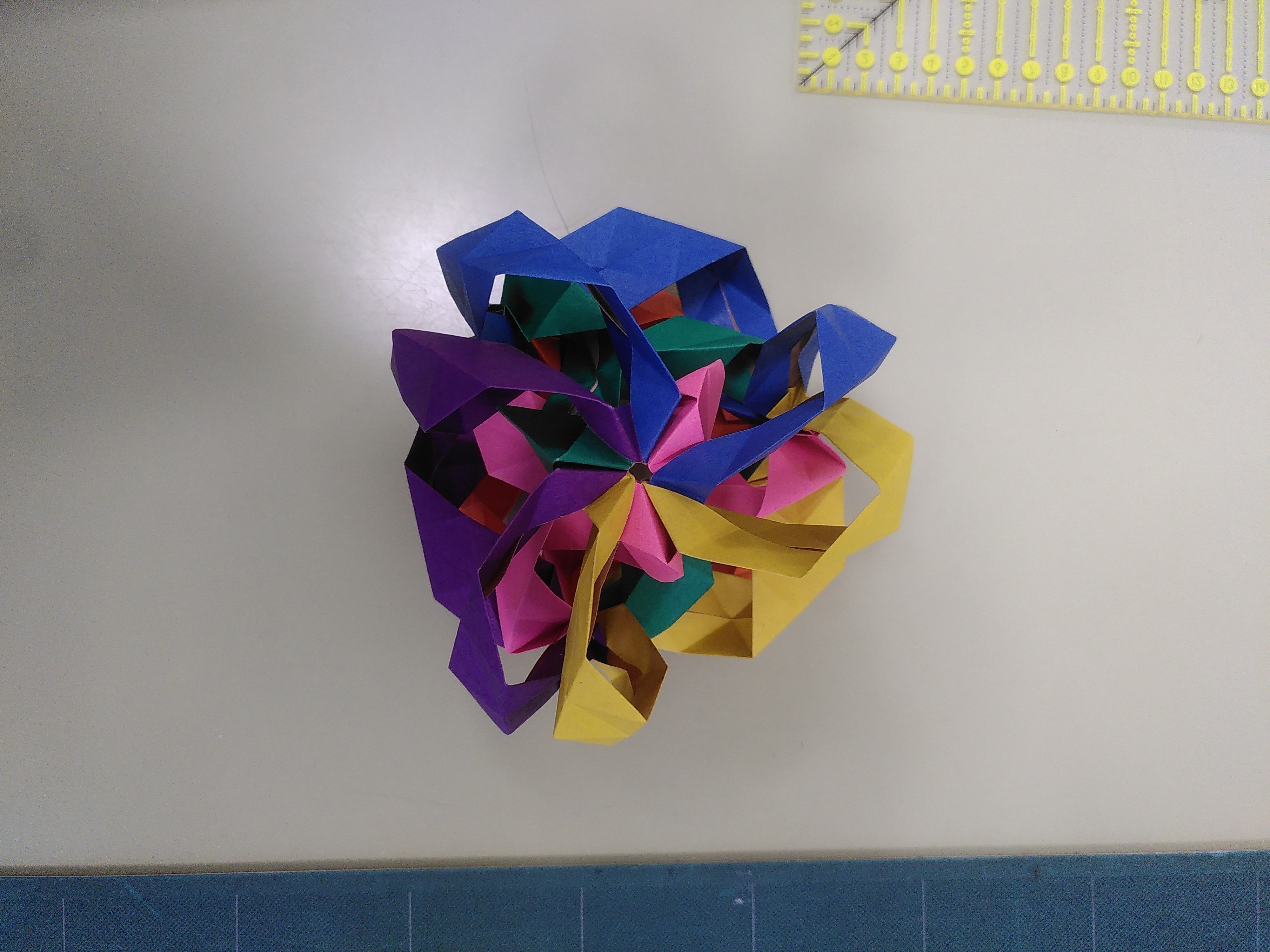 Les bandes ont repris la taille initiale et sont à nouveau quadrillées de plis. C'est toujours un tétraètre, et toujours trois bandes par arrête mais cette fois il y a une des trois bandes qui s'enfonce dans l'intérieur du modèle pour rejoindre le sommet. C'est très dense et bien rempli, un peu inextricable.