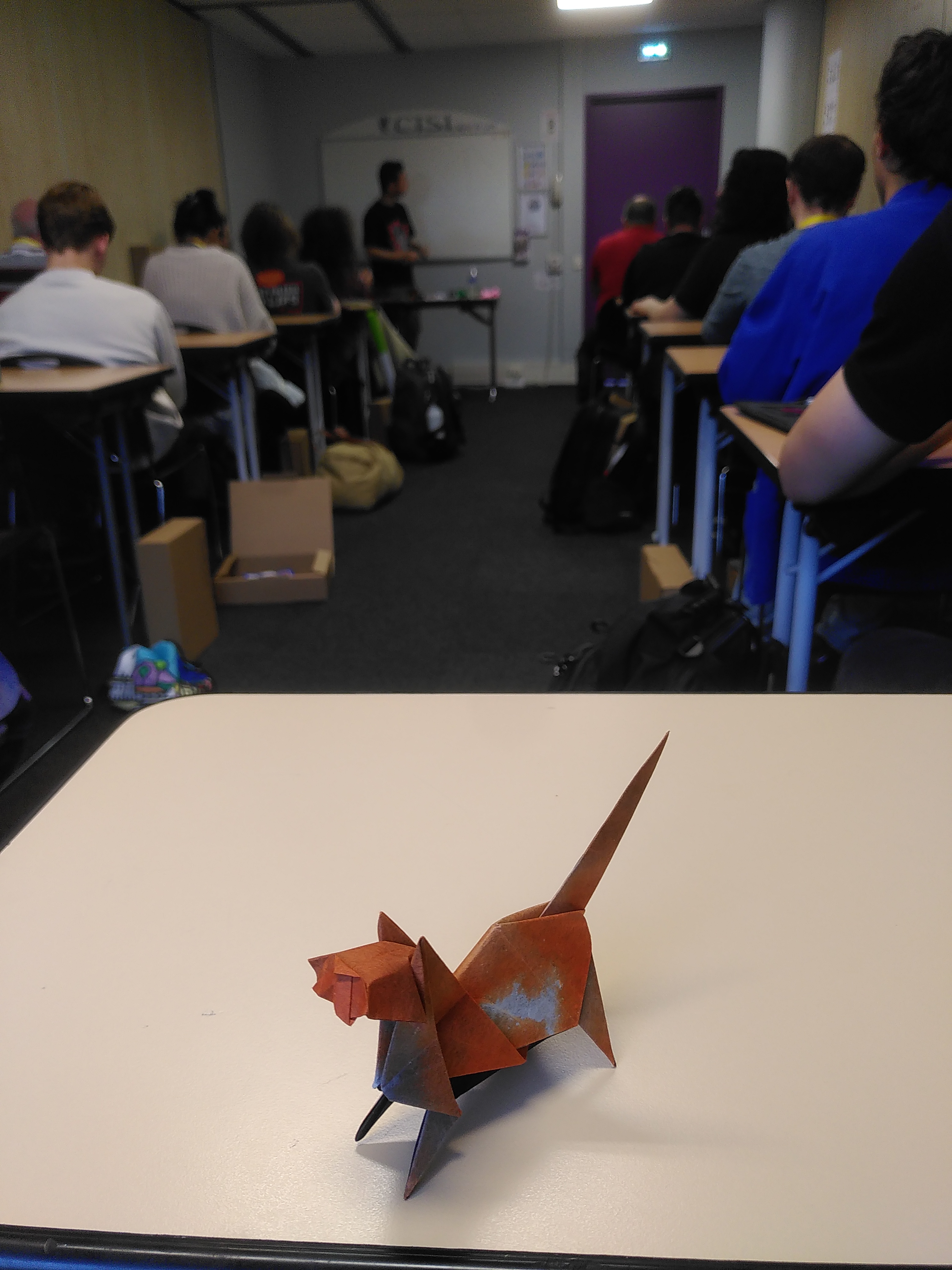 Même endroit mais la feuille a été pliée en forme de chat qui se tient la queue dressée et avec une posture un peu joueuse.