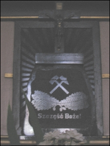 détail d'un autel de Sośnica: les insignes et la devise des
     mineurs