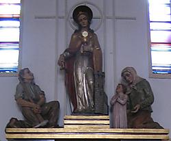 les statues de
      l'autel: Sainte-Barbe, un mineur, une femme avec son enfant
