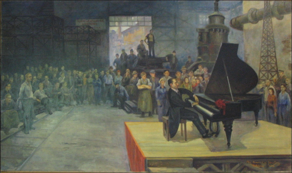 Peinture de Mieczysław Oracki. La scène a pour cadre la halle d’une fonderie : on distingue des machines, des échafaudages… Des ouvriers de tout âge et sexe écoutent un concert, debouts ou assis sur les marches des machines. Au premier plan à droite, un pianiste en queue de pie joue sur une estrade.