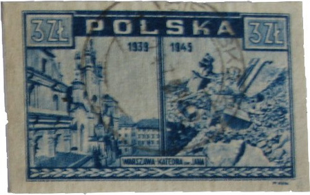 Timbre bleu foncé de 3 zł. À gauche, les façades est de la rue St-Jean: l’église des Jésuites, puis la cathédrale St-Jean en 1939. À droite, en 1945: un amas gigantesque de pierres, on ne distingue même plus la rue. Ce qui reste du clocher, penché, émerge des gravats.