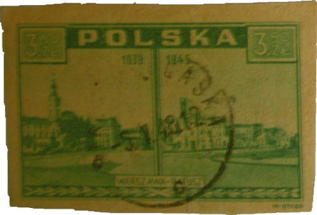 Timbre bleu-vert de 3,5 zł. À gauche, le corps de l'hôtel de ville en 1939, depuis la place du théâtre. À droite, en 1945: l’aile droite est complètement détruite, le beffroi est étêté, la partie centrale n’a plus de toîture.