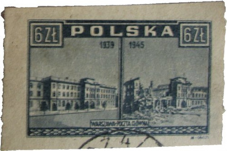 Timbre noir de 6 zł. La poste principale en 1939: corps de bâtiments néo-classiques de deux étages avec des arcades au rez-de-chaussée. À droite, en 1945: l’aile gauche est éventrée, l’aile droite, sans deuxième étage. Seule l’entrée principale est à peu près intacte.
