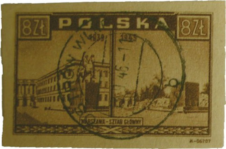 Timbre marron de 8 zł. À gauche, l'état-major principal, logé dans l’aile droite du palais Saski. Au premier plan, la statue équestre de Joseph Poniatowski. En 1945, il ne reste plus qu’un socle sans statue et, au loin, trois arcades centrales du palais, privées de leurs colonnades.
