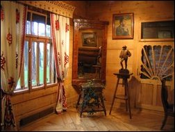 Salon de la villa Koliba. Cliquez pour une description du salon et de l’utilisation des motifs folkloriques par le style Zakopane.