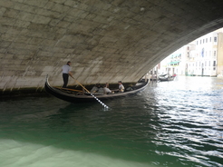 Gondole sous un pont