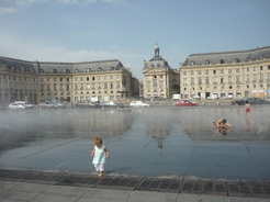 Lucie devant le mur d'eau  Bordeaux