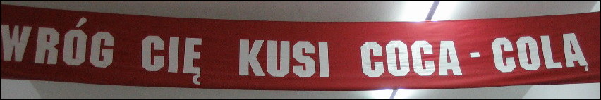 Banderole du musée du réalisme socialiste de
     Kozłówka avec l’inscription „Wróg cię kusi coca-colą“