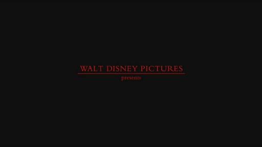 Pendant et aprs le logo et 
la mention Walt Disney Presents, des cris d'animaux se font entendre, 
installant l'ambiance sonore du film avant mme la premire image